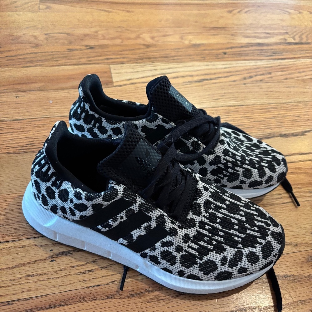 Women’s lightweight size 6 Adidas, tennis shoes